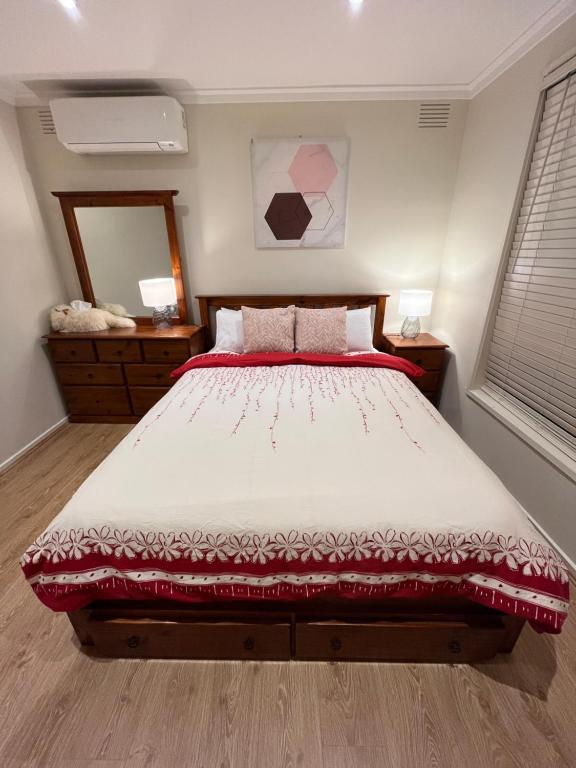 Cosy 3 bedroom family home near beach and shops