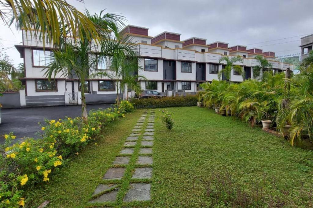 Vista Manor - 3 BHK with pool-1.5 hrs from Mumbai