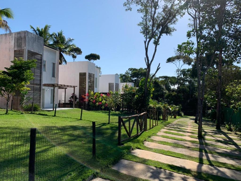 Casa em Condomínio Piscina,Churrasqueira,do Condomínio A 7km da Vila de Praia do FORTE