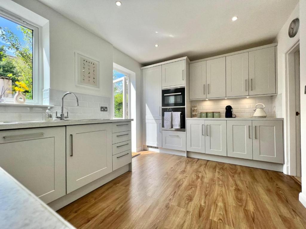 Family home in Hampshire - Sleeps up to 9 people with 3 parking spaces