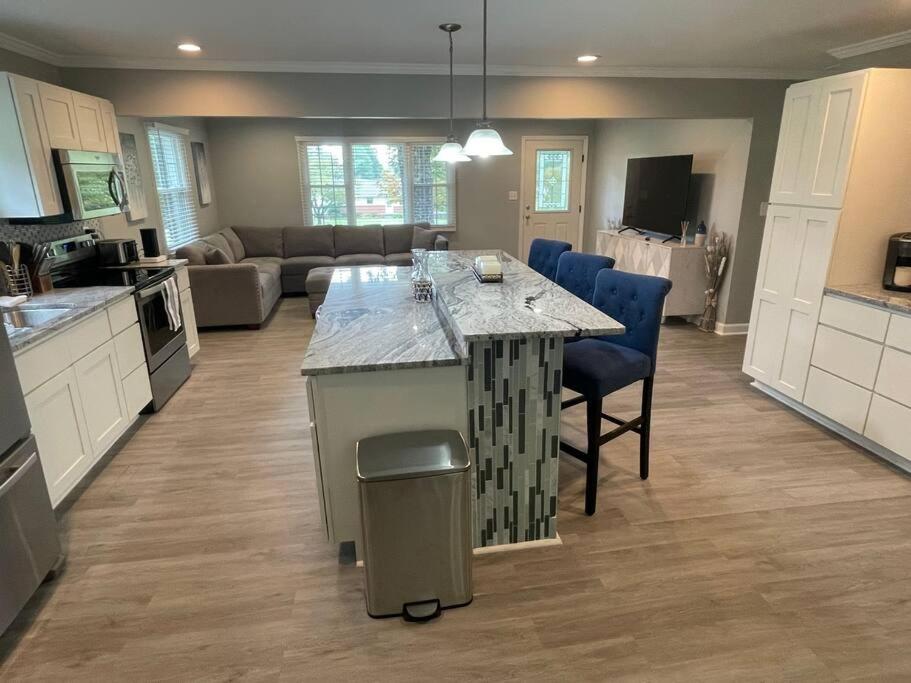 Sprawling Ranch style home with luxurious spa bath and furnished deck near Down Town
