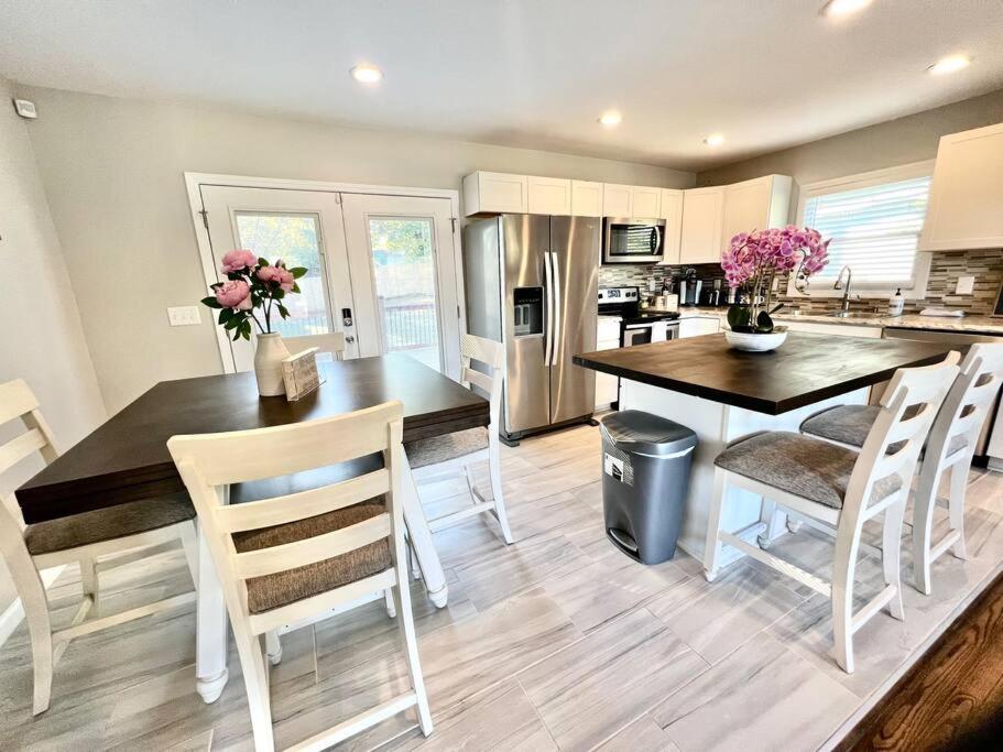 NEW! Beautiful, 5/bed, Sleeps 9, Close to DT GSO!