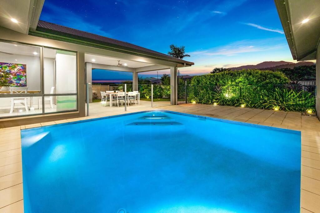 Family Paradise;Elegant 4BR King bed; Pool and BBQ