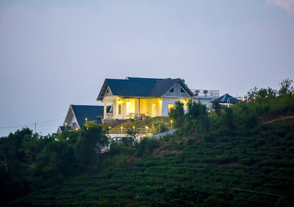 White Stone Vagamon Private Cottage by VOYE HOMES