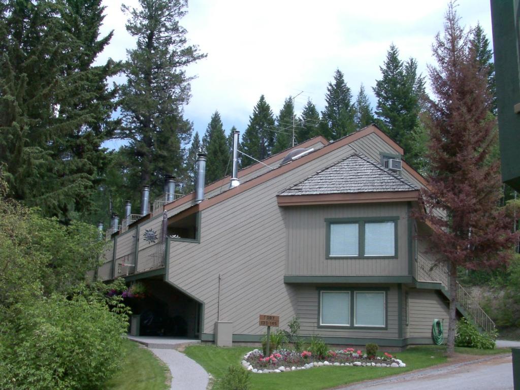 Family Day Wknd - Radium Hot Spring Passes - Skiing - Windermere's Akiskinook Resort - Fully Equipped 1 Br Condo - 1 Queen & 4 Single Beds - New Indoor Pool & Hot Tub - Jump on the Windermere White Way for Ice - Ski Skating & CC Skiing - Hiking - Biking