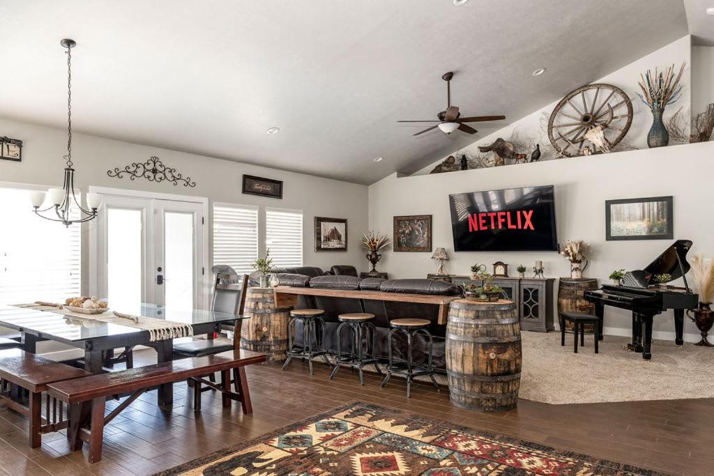 Spacious Retreat for over 32 Parking Horse Stalls