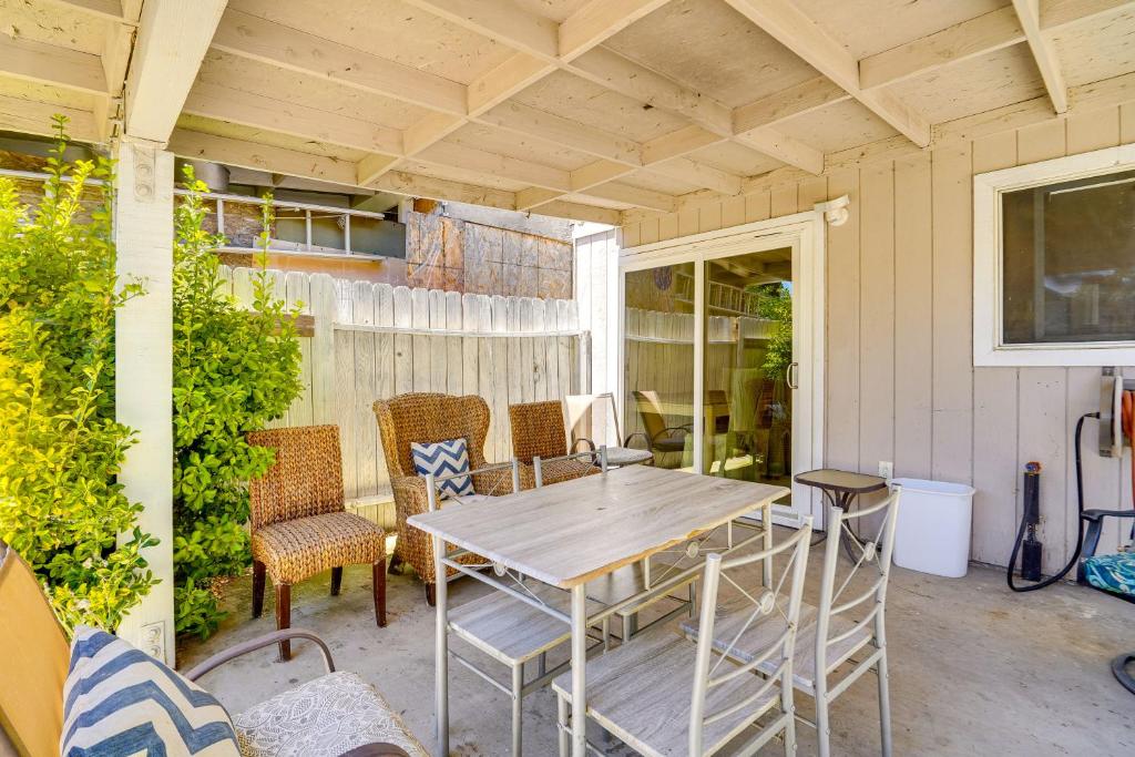 Pet-Friendly Brentwood House with Gas Grill!