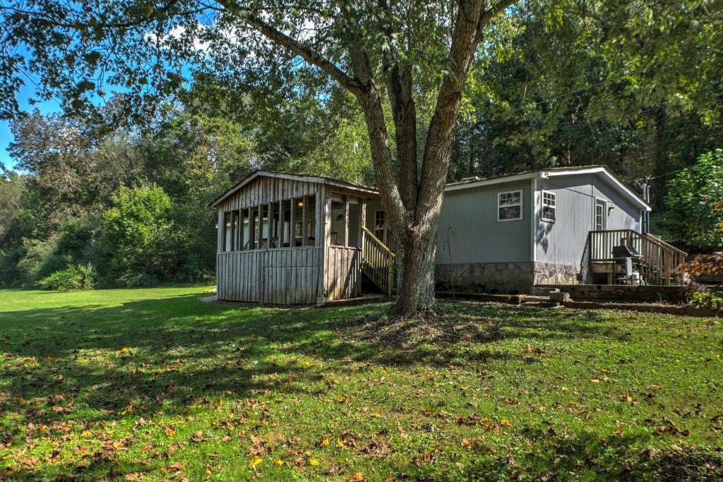 Ooltewah Cabin with Grill, Pool Table and Porch!